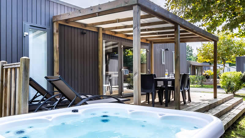 amac-jacuzzi Luxe camping in Frankrijk met bubbelbad