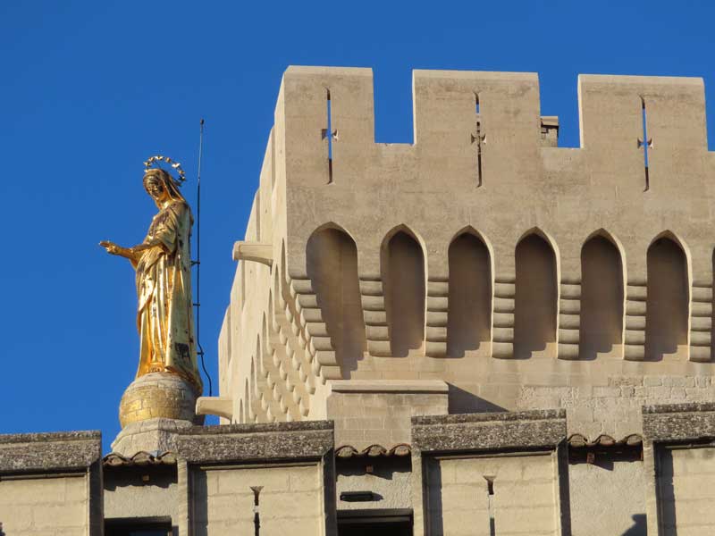 Cathédrale Notre-Dame des Doms met het gouden Mariabeeld