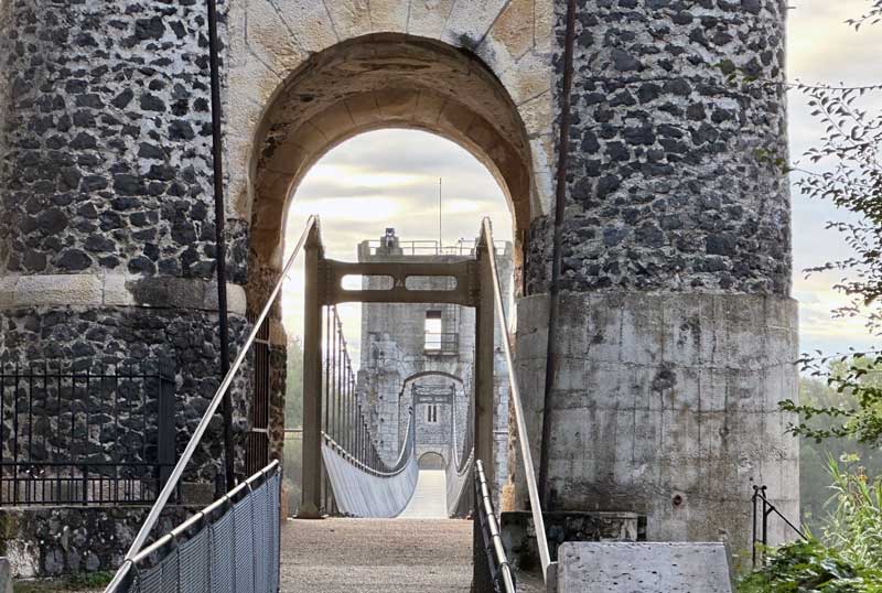 La Passerelle Himalayenne de Rochemaure of ook wel genoemd Le Vieux Pont, beroemde hangbrug als je over de ViaRhôna fietst in Frankrijk